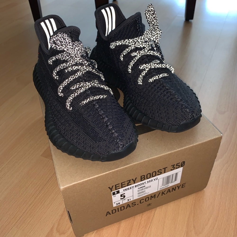 Yeezy Boost V2 Size 5 men’s (6-6.5 women’s)